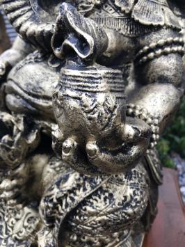 Beeld Ganesha, een hindoestaanse god, goud-zwart kleurig, polystone beeld