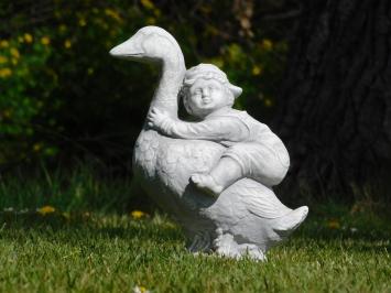 Tuinbeeld met tafereel, gans met kind, sierlijk beeld