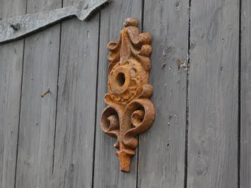 Wandanker 'Blume' - aus unbehandeltem Gusseisen - Wandanker
