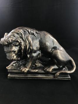 Een prachtig beeld van een leeuw met zijn prooi, een zwijn, gemaakt van gietijzer, brons-look!