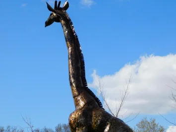 Giraffe „Loa“ – schwarz mit Gold – handgefertigt – 290 cm