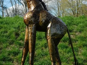 Girafe « Loa » – noire et dorée – faite main – 290 cm