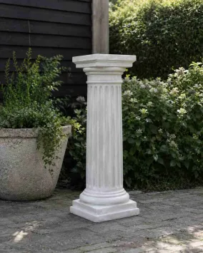 Klassieke zuil van steen - zware sokkel - Griekse pilaar