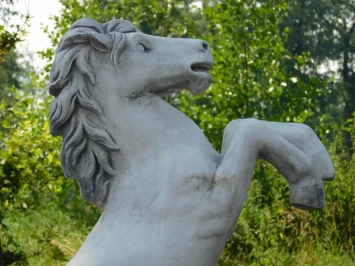 Großes, sich aufbäumendes Pferd auf Steinsockel – exklusiv