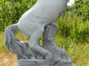 Grand cheval cabré sur un piédestal en pierre – exclusivité