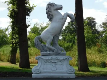 Cheval cabré sur piédestal XL – décor en pierre – 180 cm