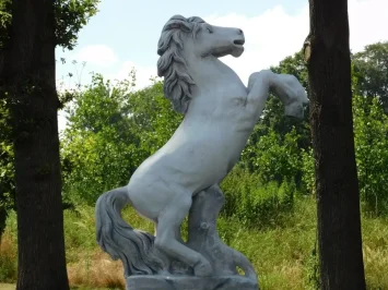Groot steigerend paard op stenen sokkel – exclusief
