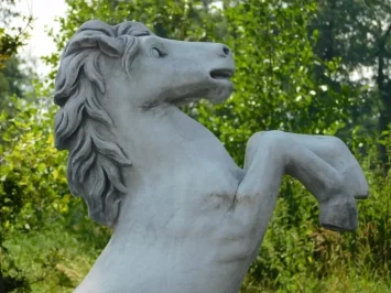 Großes, sich aufbäumendes Pferd auf Steinsockel – exklusiv