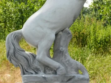 Grand cheval cabré sur un piédestal en pierre – exclusivité