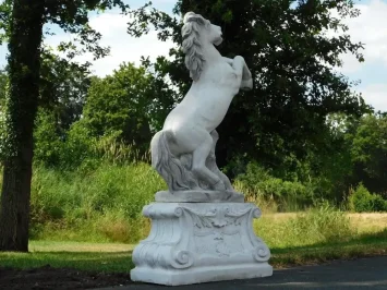 Grand cheval cabré sur un piédestal en pierre – exclusivité