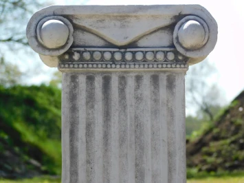 Klassischer Sockel – massiver Stein – 70 cm – ionische Säule