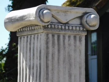 Klassischer Sockel – massiver Stein – 70 cm – ionische Säule