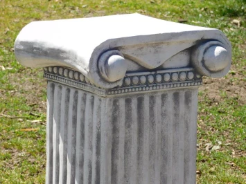 Klassischer Sockel – massiver Stein – 70 cm – ionische Säule