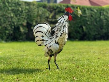 Haan van gerecyclede automaterialen - tuinbeeld