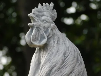Gartenfigur Hahn XL auf Sockel – Statue aus Stein – 112 cm