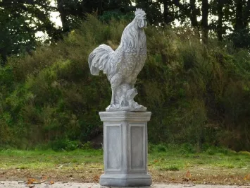 Gartenfigur Hahn XL auf Sockel – Statue aus Stein – 112 cm