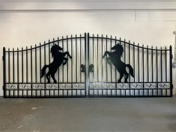 Prachtige zwart smeedijzeren poort – 547 cm breed – met steigerend paard