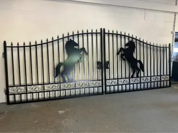 Prachtige zwart smeedijzeren poort – 496 cm breed – met steigerend paard