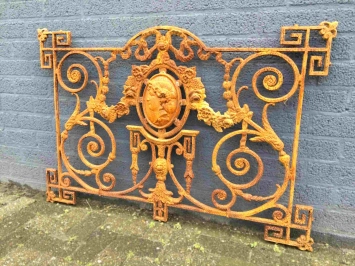 Grille en fonte - fenêtre et balcon - avec médaillon - style antique