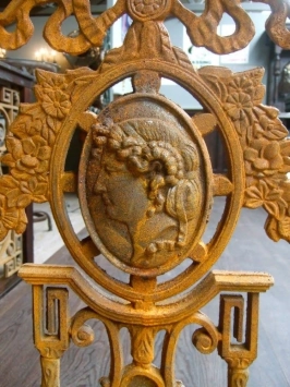 Hekwerk gietijzer - raam en balkon - met medaillion - antiek