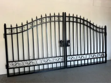 Prachtige zwart smeedijzeren poort – 547 cm breed – plain ontwerp, prachtig zwaar hekwerk.