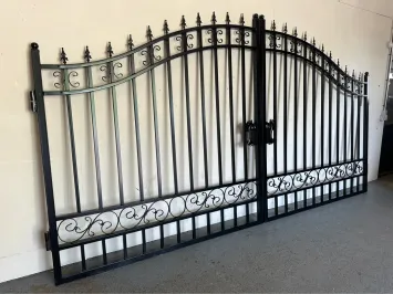 Prachtige zwart smeedijzeren poort – 547 cm breed – plain ontwerp, prachtig zwaar hekwerk.
