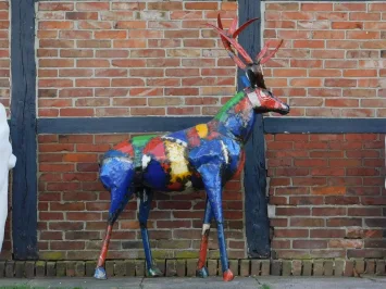 Hirsch „Nuru“ – buntes Metall – handgefertigt – 185 cm
