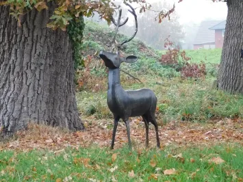 Gartenfigur Hirsch – schwarze Tierfigur mit Gold – klassisch