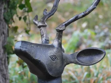 Gartenfigur Hirsch – schwarze Tierfigur mit Gold – klassisch