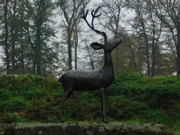 Statue de jardin cerf - statue d'animal noire et dorée - classique