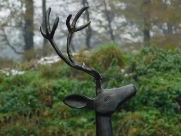 Statue de jardin cerf - statue d'animal noire et dorée - classique