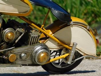 Moto artisanale, modèle réduit, métal, jaune