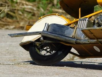 Moto artisanale, modèle réduit, métal, jaune
