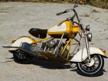 Moto artisanale, modèle réduit, métal, jaune