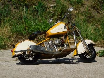 Moto artisanale, modèle réduit, métal, jaune