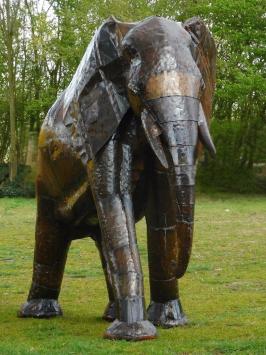 XXL-Elefant – Metallskulptur – braun – 225 x 250 cm