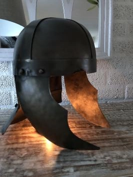 Casque de chevalier en métal vert cuivré, avec protège-oreilles, état ancien !