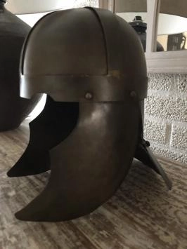 Casque de chevalier en métal vert cuivré, avec protège-oreilles, état ancien !