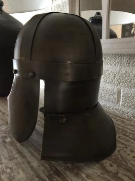 Casque de chevalier en métal vert cuivré, avec protège-oreilles, état ancien !