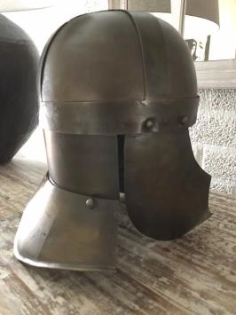 Casque de chevalier en métal vert cuivré, avec protège-oreilles, état ancien !