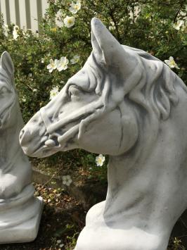 Skulptur eines Pferdekopfes, aus Stein, weiß, Gartendekoration