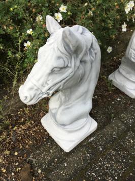 Skulptur eines Pferdekopfes, aus Stein, weiß, Gartendekoration
