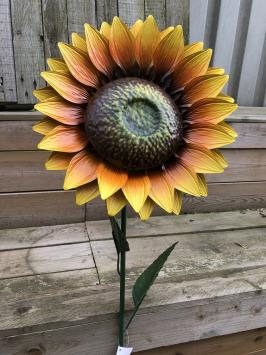 Ein Kunstwerk, diese große Sonnenblume, ganz aus Metall.