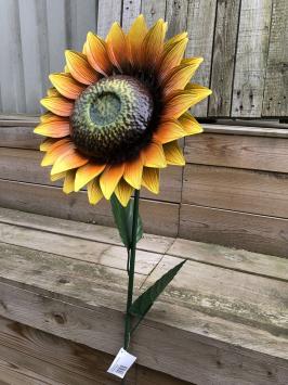 Een kunstwerkje, deze grote zonnebloem volledig uit metaal.