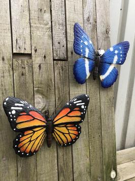 Set von Schmetterlingen, alle Metall und voll in Farbe orange schwarz blau.