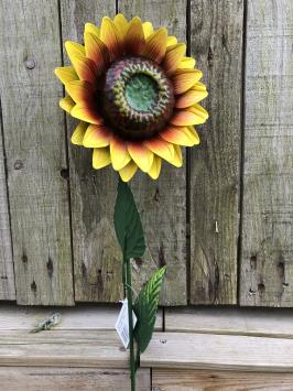 Een kunstwerkje, deze grote zonnebloem volledig uit metaal.