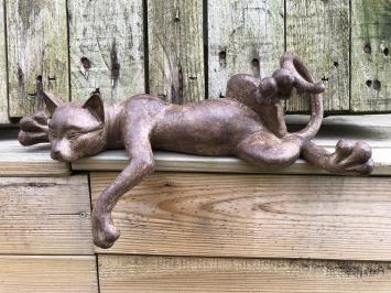 Skulptur einer liegenden Katze aus Polystein