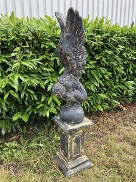 Engel - Flügel nach oben - auf Sockel - sandsteinfarben