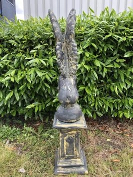 Engel - Flügel nach oben - auf Sockel - sandsteinfarben