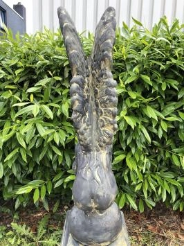 Engel - Flügel nach oben - auf Sockel - sandsteinfarben